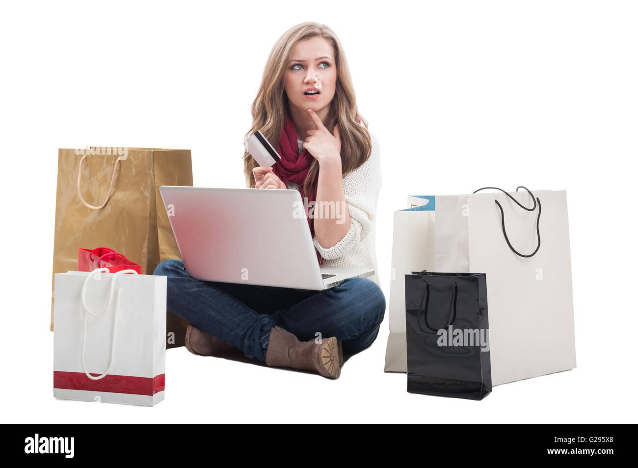 Besorgt shopping Frau Karte halten und denken was online kaufen Laptop verwenden Stockfoto