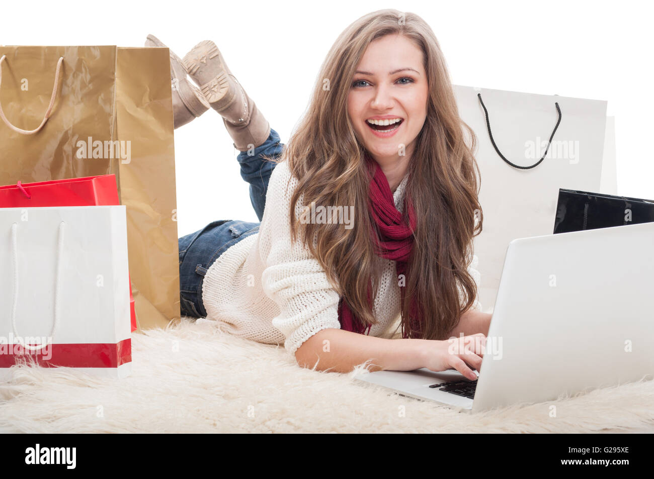 Schöne und junge weibliche Shopper mit Laptop. Online-Shopaholic Konzept. Stockfoto
