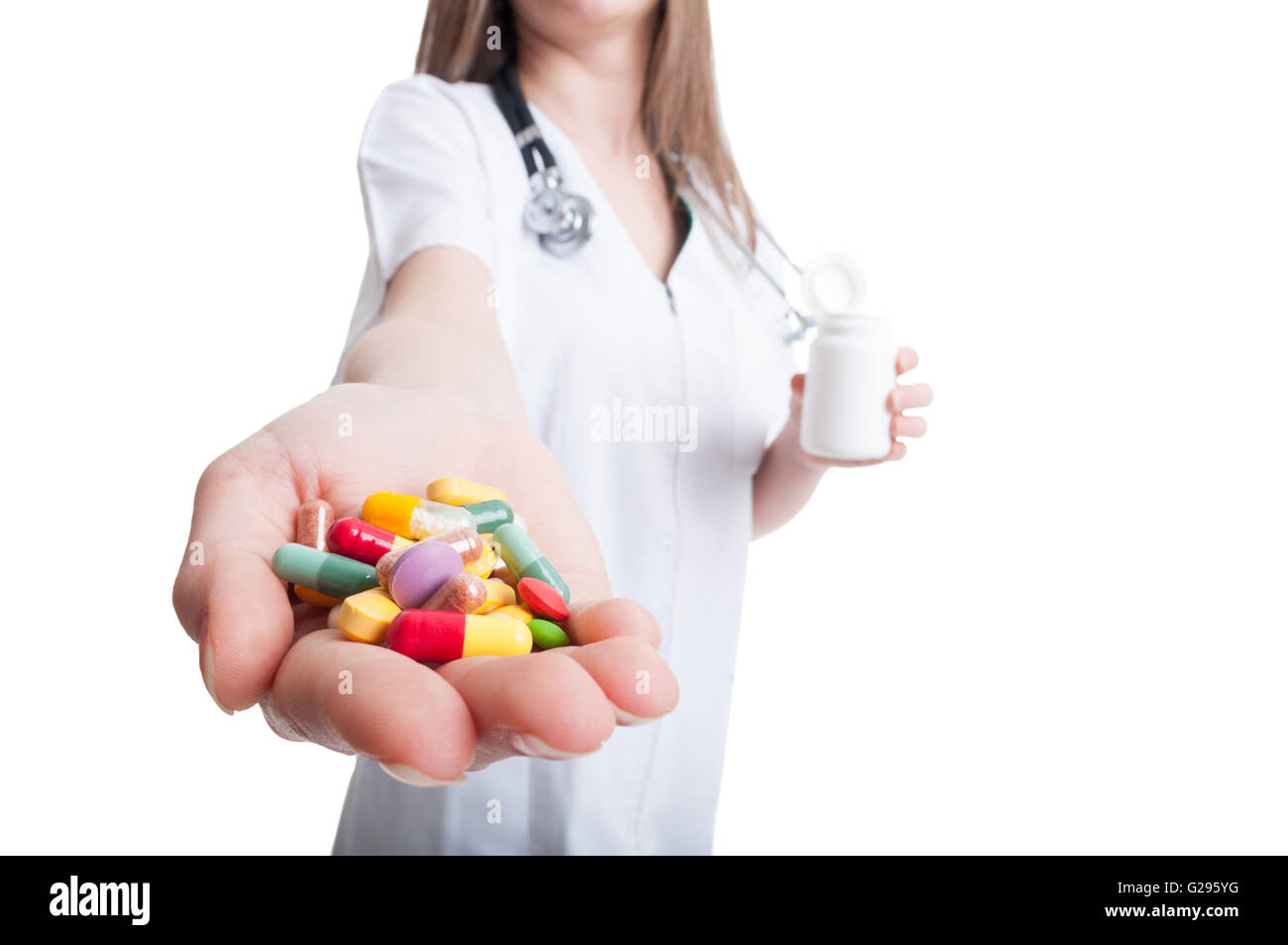 Frau Doktor Hand bietet Pillen mit Fokus auf die bunten Kapseln Stockfoto