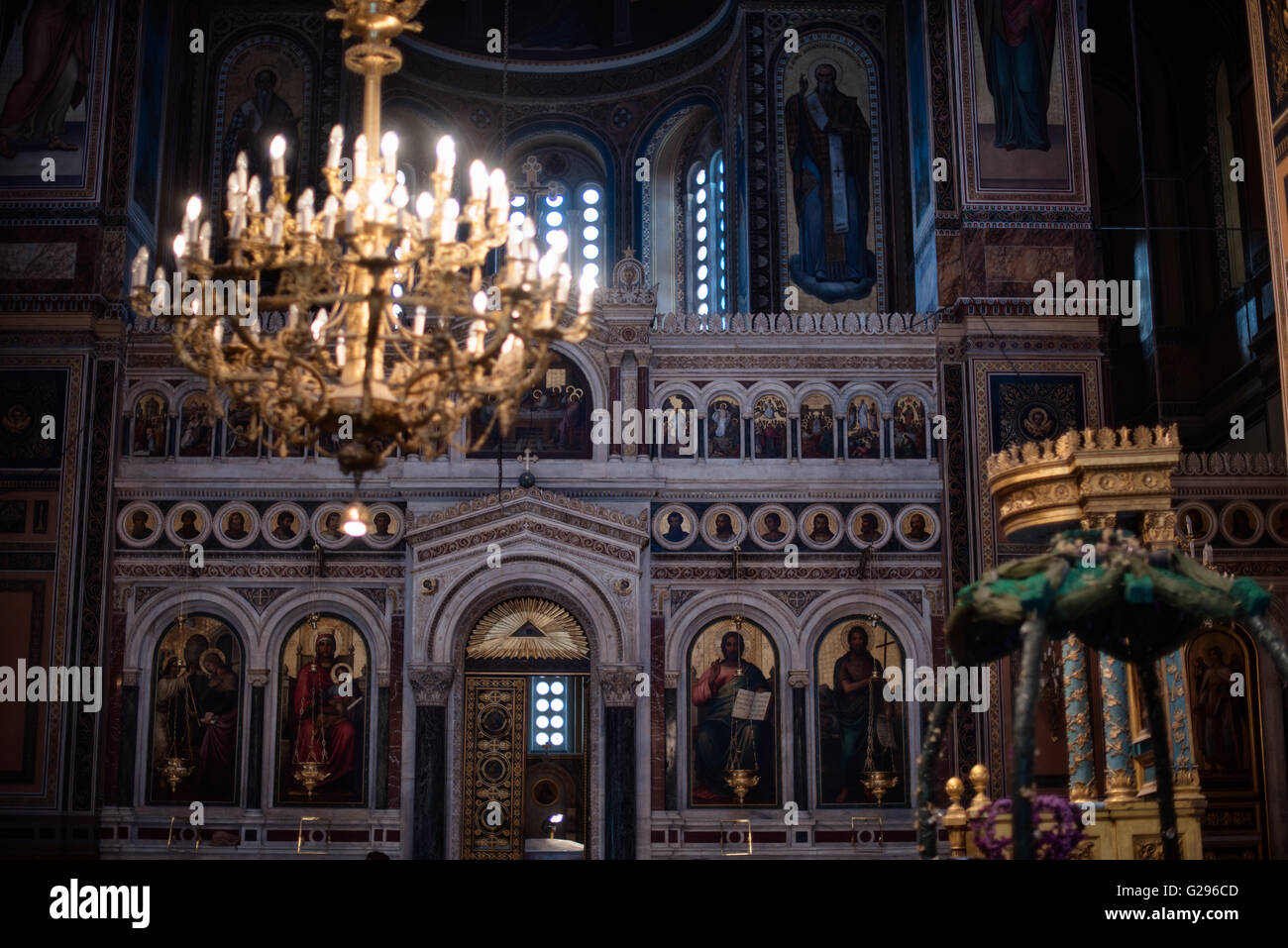 ATHEN, Griechenland - die im Mai 1862 geweihte Metropolitankathedrale von Athen (auch bekannt als Metropolitankathedrale der Verkündigung) ist die Domkirche des Erzstifts Athen und ganz Griechenland. Es liegt auf einem Platz unweit von Monastiraki und der antiken Agora. Stockfoto