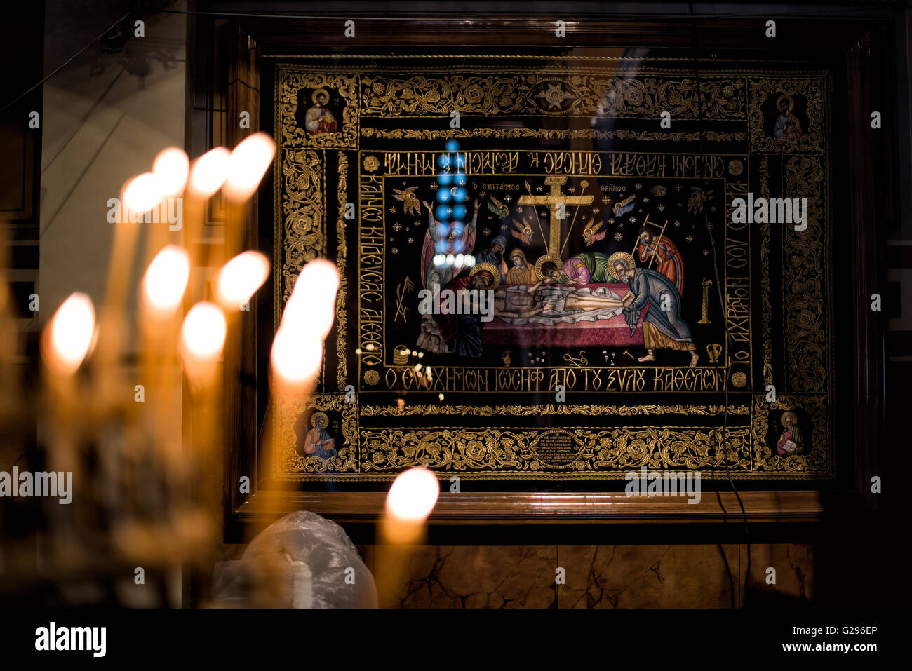 Epitaphios Icon Metropolitan Cathedral Athen Griechenland // ATHEN, Griechenland — die Metropolitan Cathedral of Athen (auch bekannt als Metropolitan Cathedral of the Verkündigung) wurde im Mai 1862 geweiht und ist die Kathedrale des Erzbistums Athen und ganz Griechenland. Es befindet sich auf einem Platz unweit von Monastiraki und der antiken Agora. Stockfoto