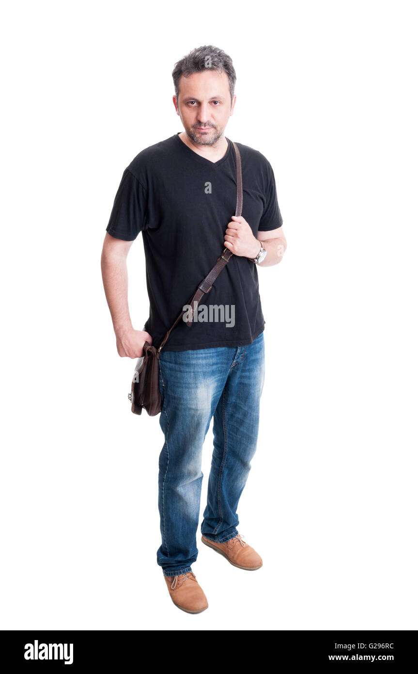 Mann oder lässig männliche Model posiert mit Jeans, schwarzes T-shirt und Ledertasche Stockfoto