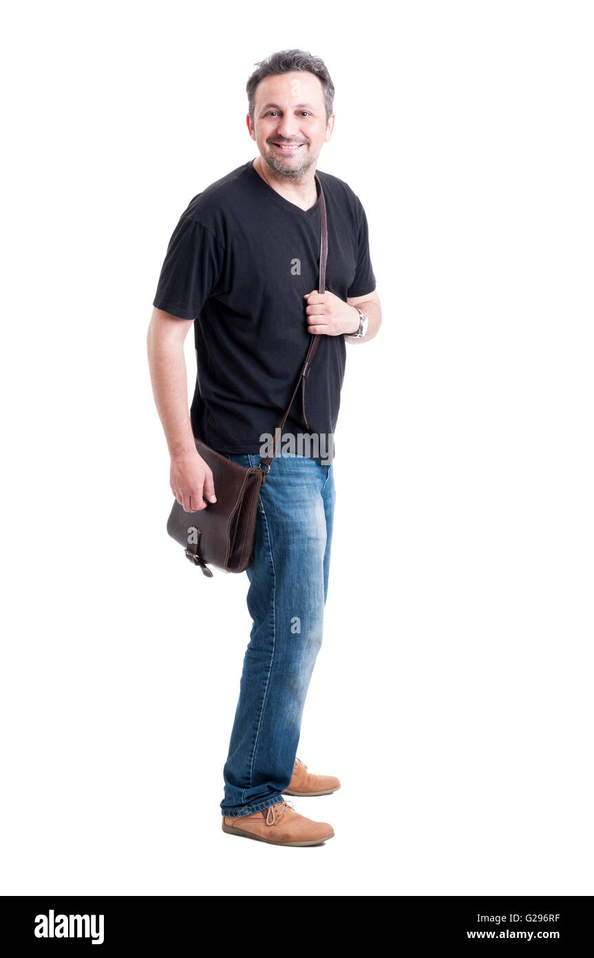 Erwachsene männliche Model, Jeans, schwarzes T-shirt und Tasche auf weißem Hintergrund Stockfoto