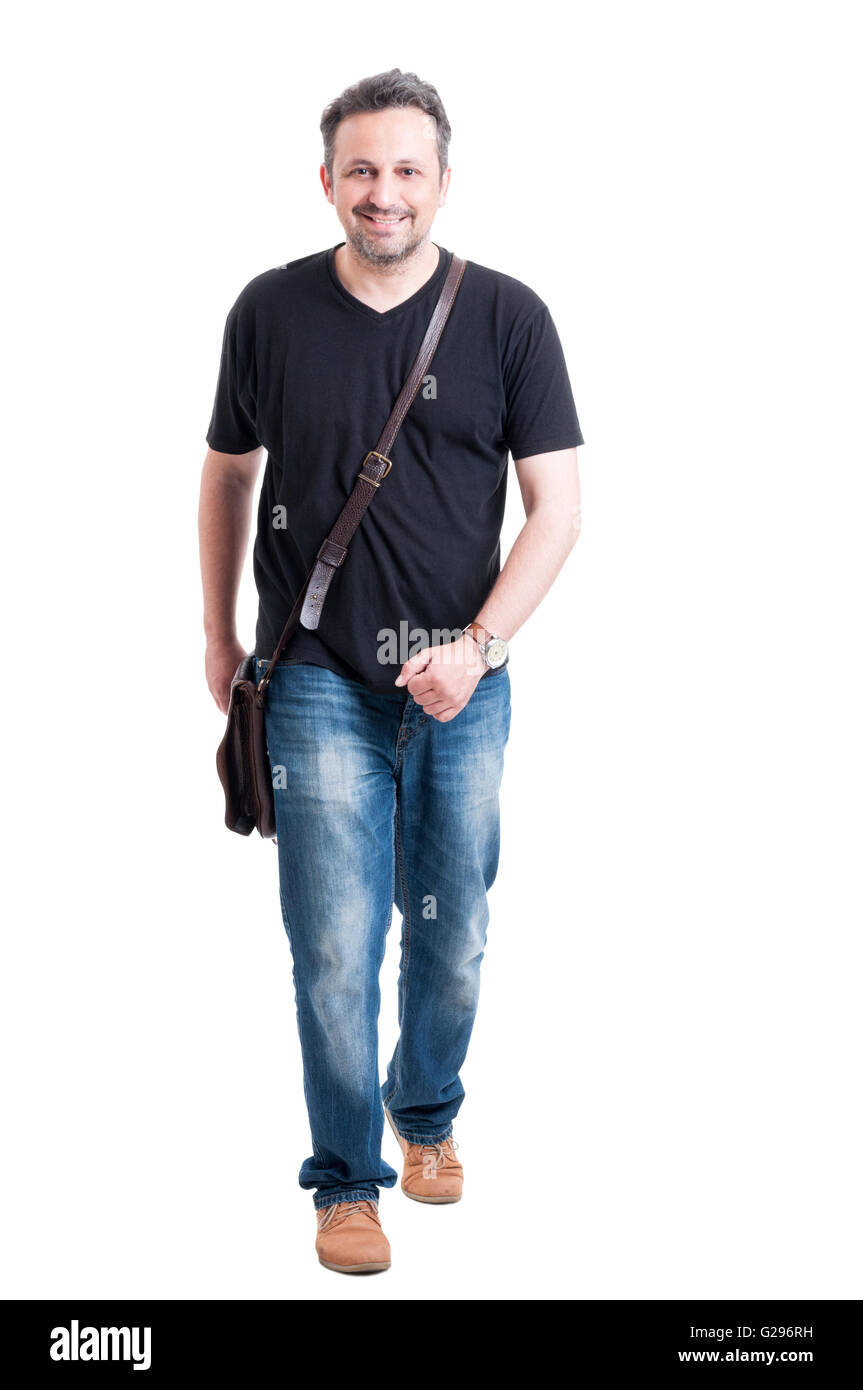 Lässige Sommer Frühjahr Modekonzept. Mann trägt schwarze Jeans und T-shirt während des Gehens Stockfoto