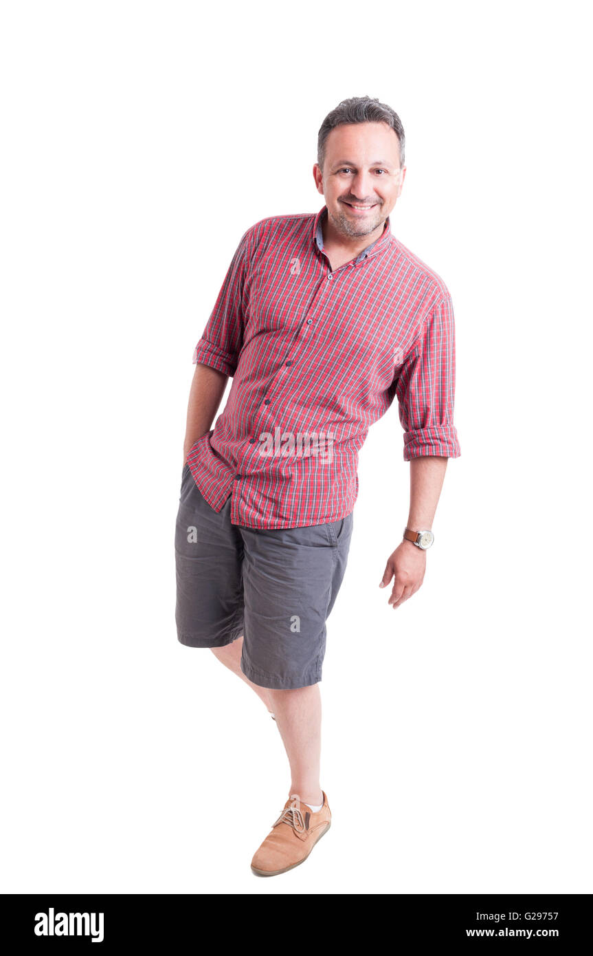Lächelnder Mann posiert tragen Sommerkleidung auf weißem Hintergrund Stockfoto