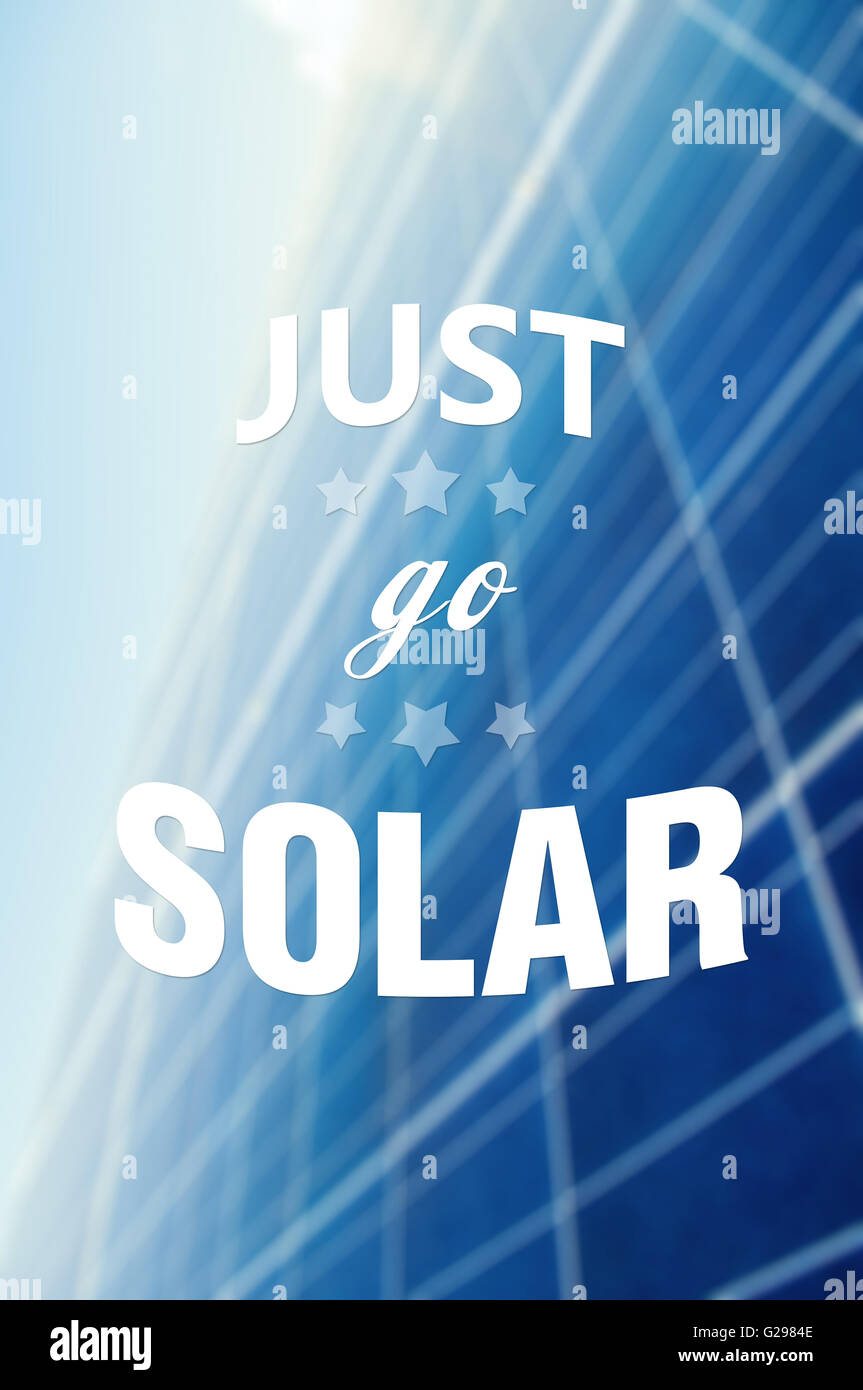 Gehen Sie einfach solar Angebot oder Text auf Solarpower Panel Hintergrund als grüne Energie Konzept illustration Stockfoto