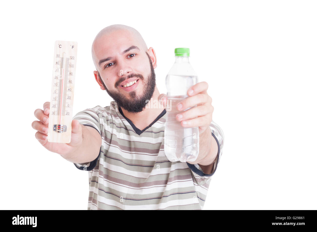 Heiße Sommer und Austrocknung Konzept mit Mann, Thermometer und kalte Wasserflasche Stockfoto
