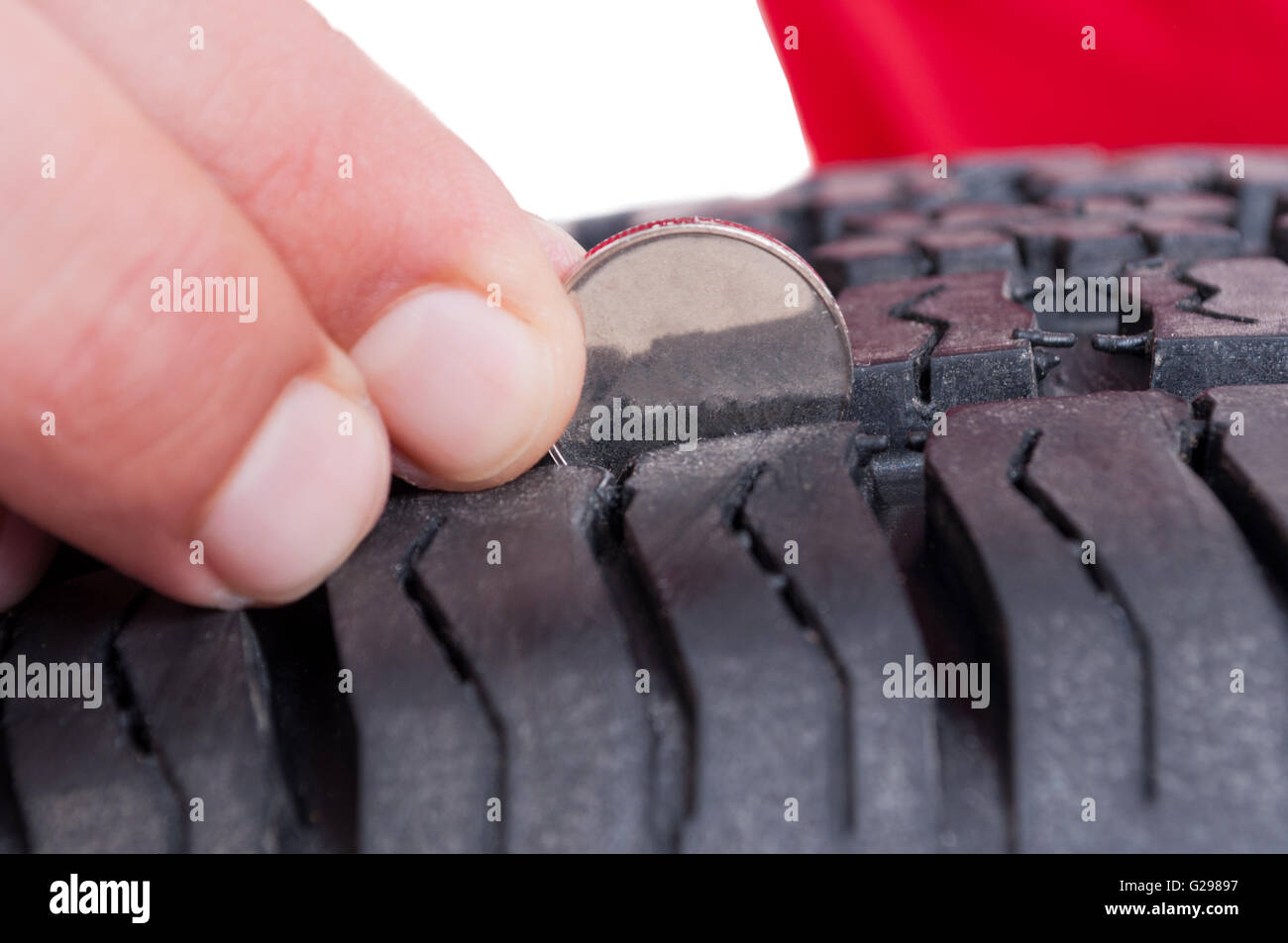 Auto-Rad-Reifen-Tiefe erkundigen Sie sich bei Münze Konzept Stockfotografie  - Alamy
