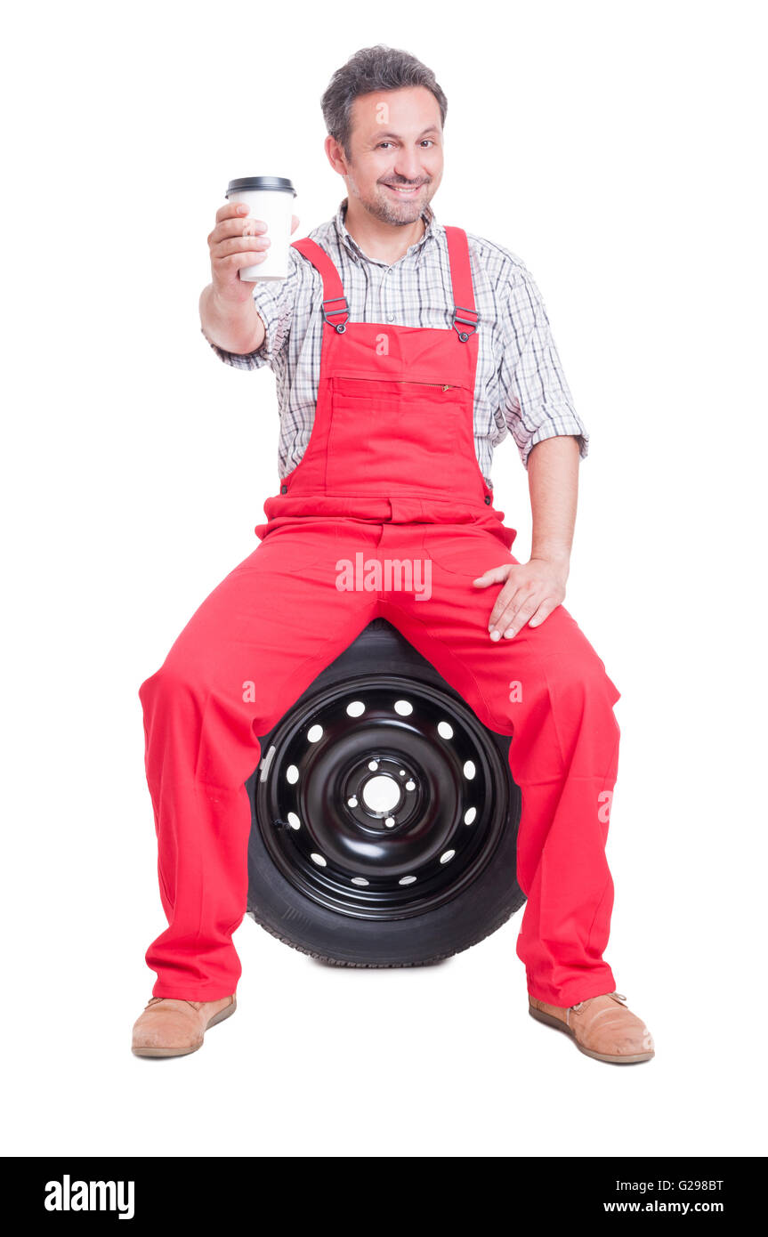 Mechaniker eine Pause und Kaffeetrinken auf w Auto-Rad sitzen gehen Stockfoto