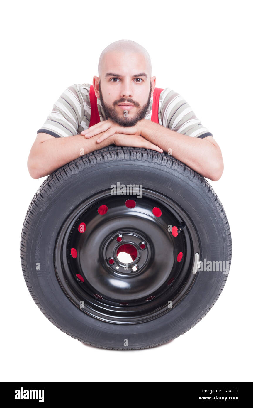 Mechaniker und neue Auto-Rad-Reifen auf weißen Studio-Hintergrund isoliert Stockfoto