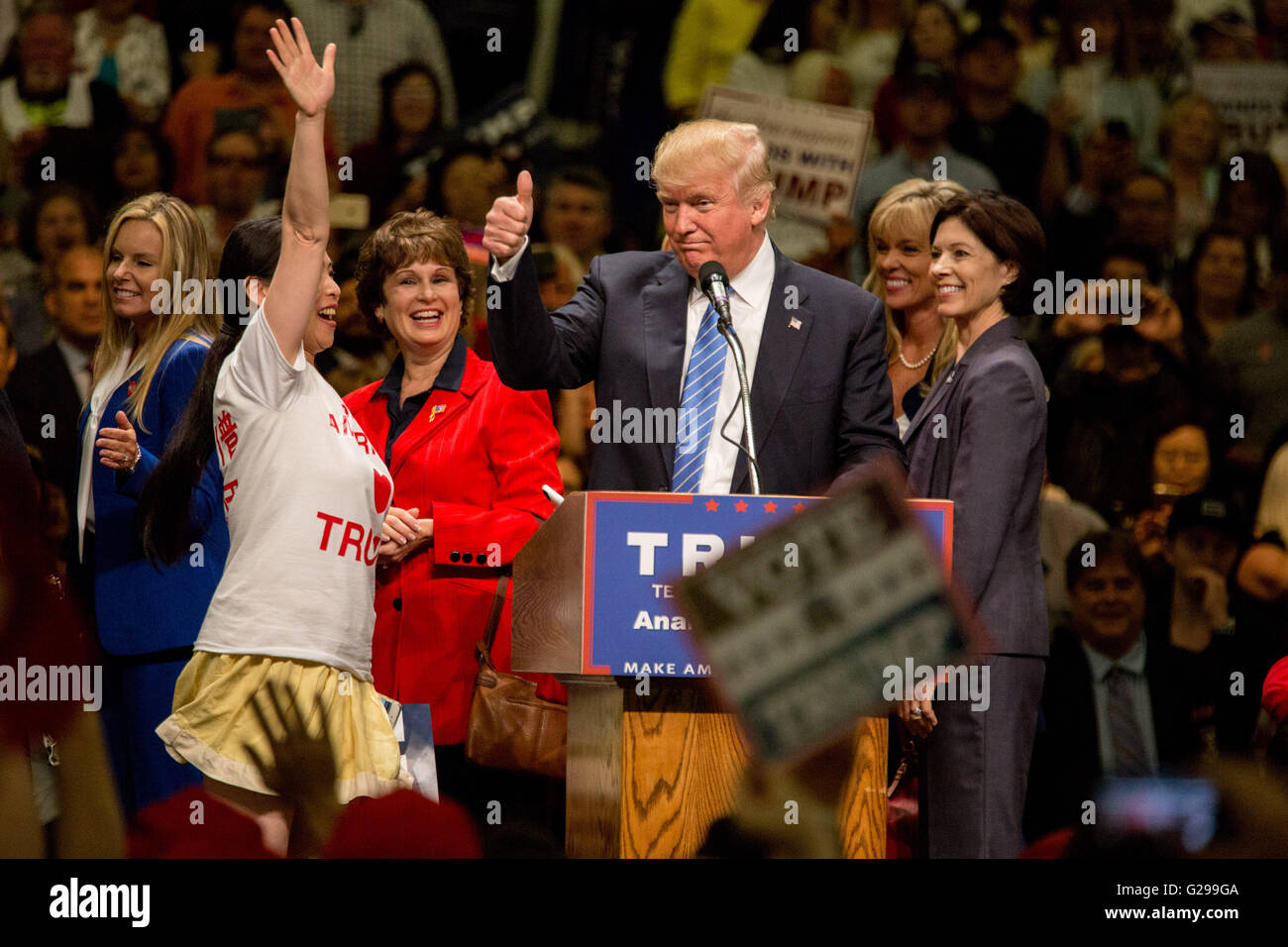 Anaheim, Kalifornien, USA. 25. Mai 2016. Republikanische Präsidentschaftskandidat DONALD TRUMP Adressen Unterstützer im Anaheim Convention Center auf Mittwoch, 25. Mai 2016 in Anaheim, Kalifornien Credit: Gabriel Romero/ZUMA Draht/Alamy Live News Stockfoto