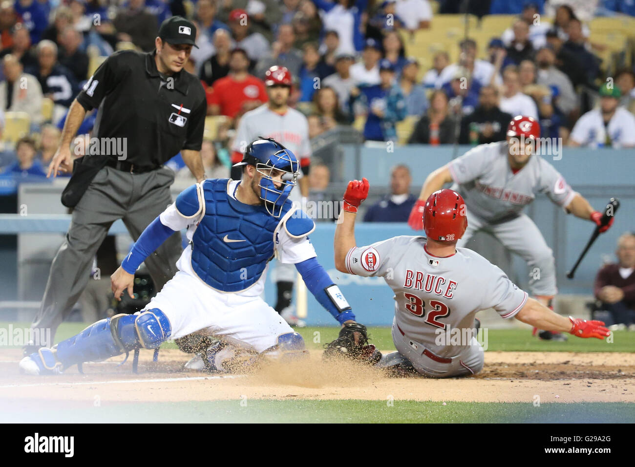 Los Angeles, CA, USA. 25. Mai 2016. Los Angeles Dodgers Catcher Yasmani Grandal #9 gilt der Tag, Cincinnati Reds Recht Fielder Jay Bruce #32, die zu Hause im Spiel zwischen den Cincinnati Reds und die Los Angeles Dodgers, Dodger Stadium in Los Angeles, CA. Fotograf heißt: Peter Joneleit /Cal Sport Media/Alamy Live News Stockfoto