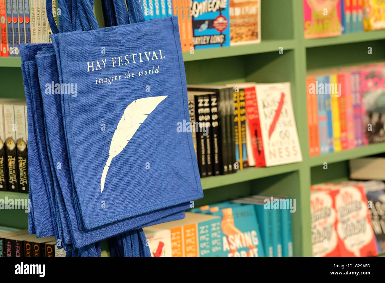 Hay on Wye, Wales, UK. 26. Mai 2016.  Eröffnungstag für diese Jahre literarische und Kunstfestival, das bis zum 5. Juni läuft. Die neu ausgebaute Buchhandlung Bestände nun über 60.000 Bücher zu verkaufen. Stockfoto