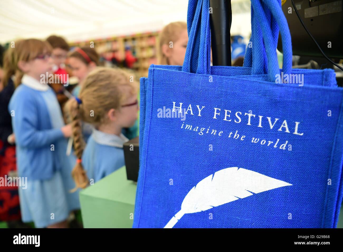 Hay on Wye, Wales, UK. 26. Mai 2016.  Eröffnungstag der Hay Festival 2016 und einige frühe junge Besucher sind bereits Armfulls Bücher im Bookshop auf dem Festivalgelände Foto Kredit kaufen: Keith Morris/Alamy Live-Nachrichten Stockfoto