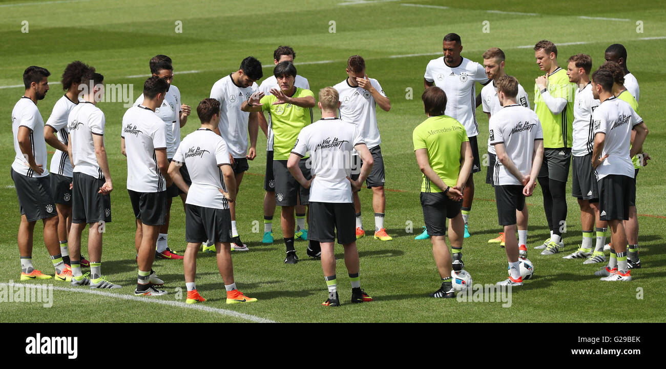 Ascona, Schweiz. 26. Mai 2016. Deutsche Bundestrainer Joachim Löw (8 L grün) Gesten während einer Trainingseinheit mit der Mannschaft in Ascona, Schweiz, 26. Mai 2016. Deutschlands Fußball-Nationalmannschaft bereitet sich auf die kommende UEFA EURO 2016 in Frankreich bei einem Trainingslager in Ascona bis 03. Juni. Foto: Christian Charisius/Dpa/Alamy Live News Stockfoto