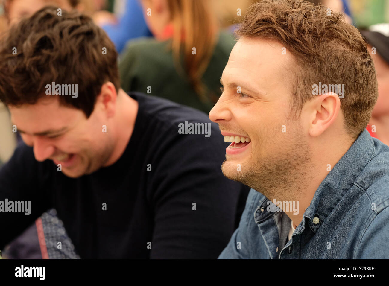 Heu-Festival, Hay on Wye, Wales, UK Mai 2016. Eröffnungstag für diese Jahre literarische und Kunstfestival, das bis zum 5. Juni läuft. BBC-Childrens Moderatoren und prominente Sam und Mark Unterzeichnung Exemplare ihres Buches auf dem Heu-Festival. Foto zeigt Mark Rhodes auf der rechten Seite und Sam Nixon auf der linken Seite. Stockfoto