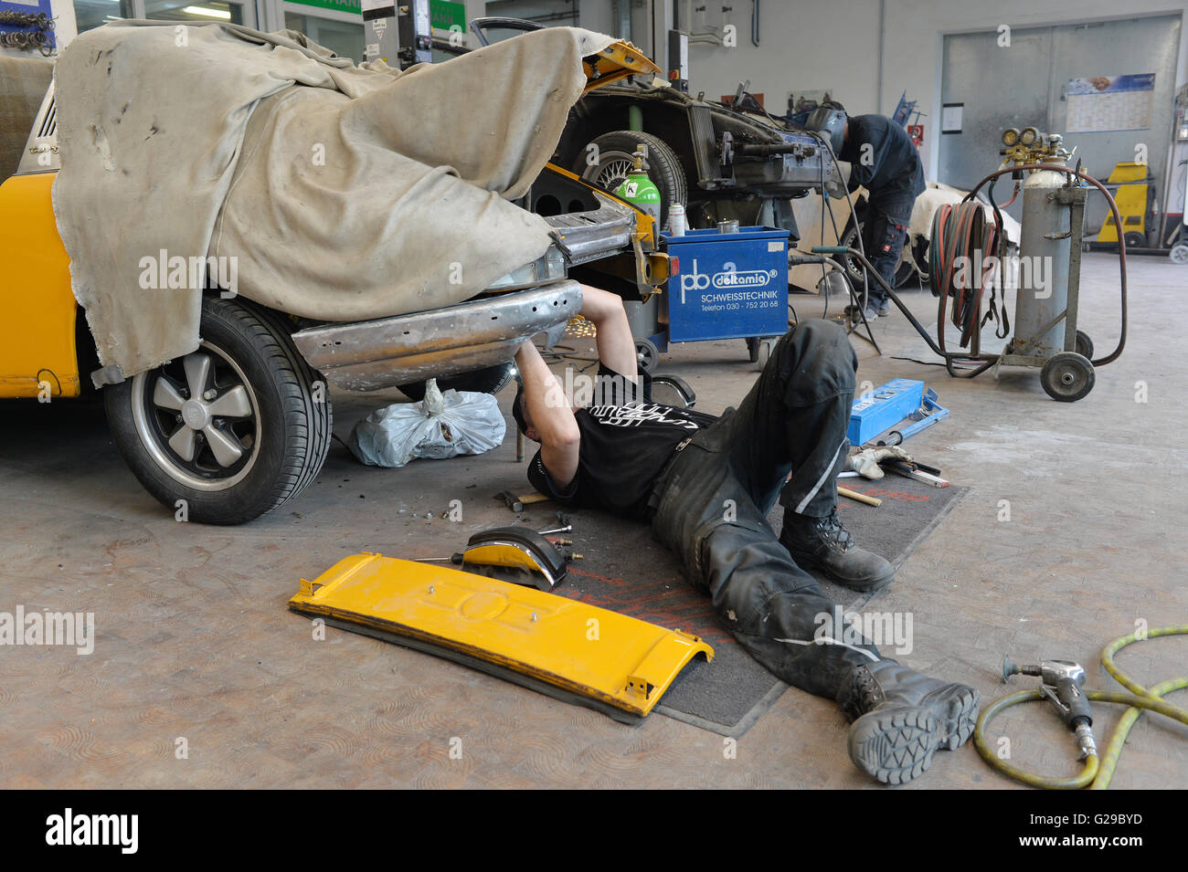 Berlin, Deutschland. 23. Mai 2016. Ein Karosseriebauer repariert ein Auto in einer Autowerkstatt in Berlin, Deutschland, 23. Mai 2016. Foto: Maurizio Gambarini/Dpa/Alamy Live News Stockfoto