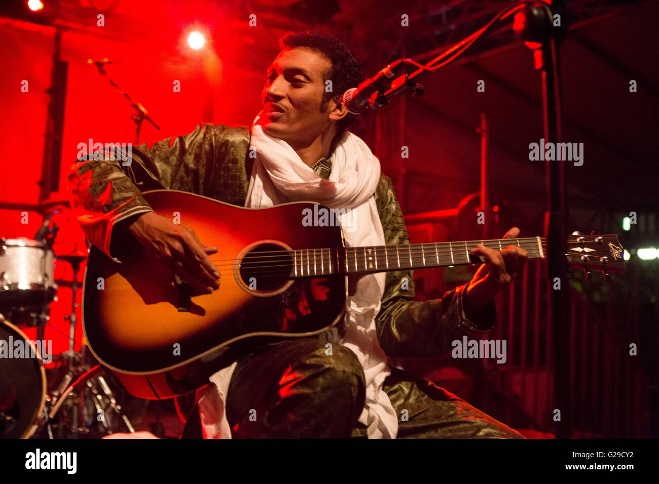 Mailand Italien. 25. Mai 2016. Die nigerianischen Gitarristen Sängerin Omara Moctar BOMBINO live im Circolo Magnolia, sein neues Album "Azel" Kredit führt auf der Bühne genannt: Rodolfo weitertransferiert/Alamy Live News Stockfoto