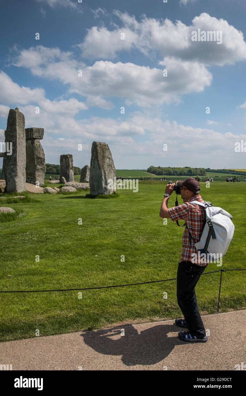Stonehenge, Wiltshire, UK. 26. Mai 2016. Ein herrlicher Tag in Stonehenge zieht eine Menge Besucher. Bildnachweis: Paul Chambers/Alamy Live-Nachrichten Stockfoto