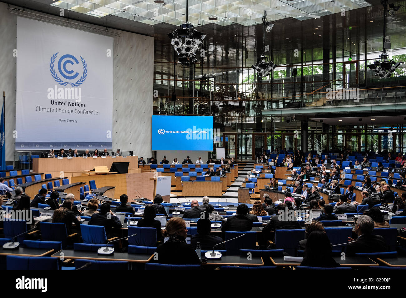 Bonn, Deutschland. 25. Mai 2016. Vertreter besuchen Sie eine Besprechung einer zweiwöchigen Sitzung der UN-Klimaverhandlungen auf Durchführungsbestimmungen der Pariser Abkommen in Bonn, Deutschland, am 25. Mai 2016. China erwartet, einen "sehr hart" Verhandlungsprozess über ein "Regelwerk" für das Abkommen von Paris zu sehen, wie Divergenzen auf Details bei der Umsetzung der historischen Klimapakt hervorgehen werden, sagte Chinas Chef Klima Verhandlungsführer Su Wei am Mittwoch. © Tang Zhiqiang/Xinhua/Alamy Live-Nachrichten Stockfoto