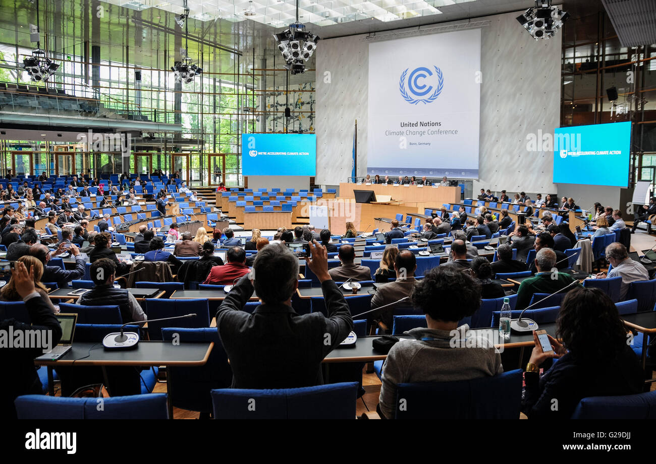 Bonn, Deutschland. 25. Mai 2016. Vertreter besuchen Sie eine Besprechung einer zweiwöchigen Sitzung der UN-Klimaverhandlungen auf Durchführungsbestimmungen der Pariser Abkommen in Bonn, Deutschland, am 25. Mai 2016. China erwartet, einen "sehr hart" Verhandlungsprozess über ein "Regelwerk" für das Abkommen von Paris zu sehen, wie Divergenzen auf Details bei der Umsetzung der historischen Klimapakt hervorgehen werden, sagte Chinas Chef Klima Verhandlungsführer Su Wei am Mittwoch. © Tang Zhiqiang/Xinhua/Alamy Live-Nachrichten Stockfoto