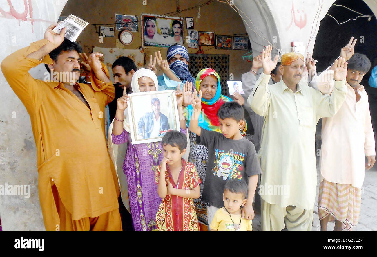 Menschen gehören aus Metlo Gemeinschaft Gesang Parolen gegen hohen Händigkeit Zulauf Menschen und gewaltsame Besetzung ihres Landes 25 Hektar bei Protestkundgebung in Naundero auf Donnerstag, 26. Mai 2016. Stockfoto