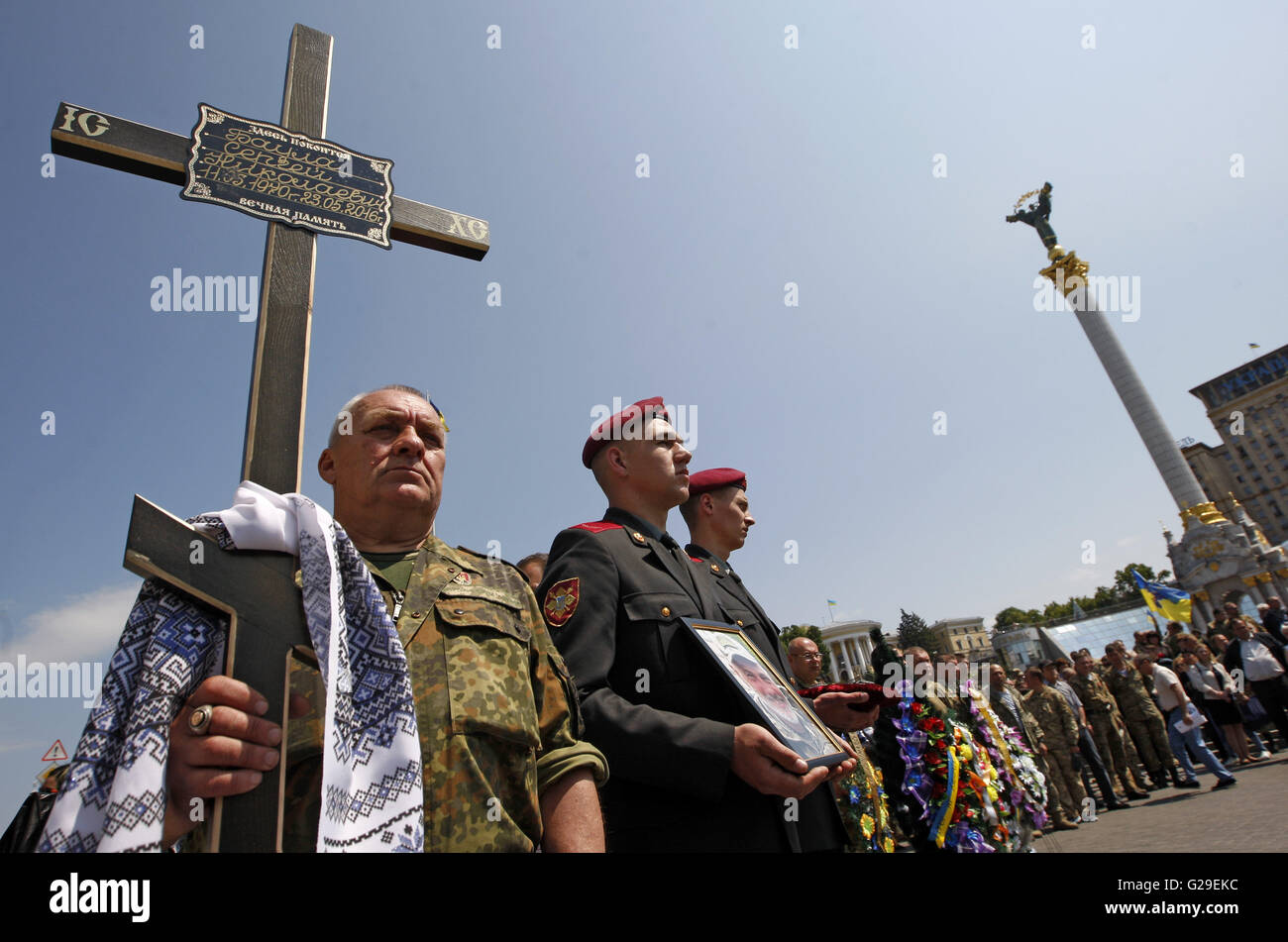Kiew, Ukraine. 26. Mai 2016. Menschen besuchen die Trauerfeier zwei Kämpfer des Freiwilligen-Bataillon "Aydar" Nikolay Kulyba und Sergey Baula, die in der östlichen Ukraine-Konflikt am Unabhängigkeitsplatz in Kiew getötet wurden. Bildnachweis: Vasyl Shevchenko/Pacific Press/Alamy Live-Nachrichten Stockfoto