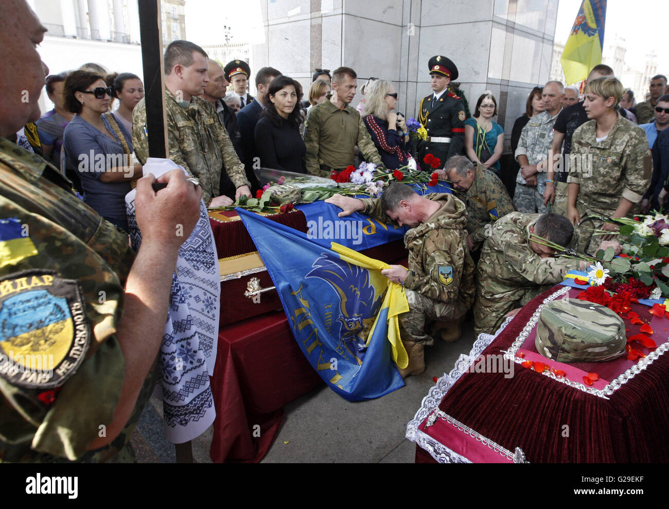 Kiew, Ukraine. 26. Mai 2016. Verwandten und Kameraden reagieren vor den Särgen während der Trauerfeier zwei Kämpfer des Freiwilligen-Bataillon "Aydar" Nikolay Kulyba und Sergey Baula, die in der östlichen Ukraine-Konflikt am Unabhängigkeitsplatz in Kiew getötet wurden. Bildnachweis: Vasyl Shevchenko/Pacific Press/Alamy Live-Nachrichten Stockfoto