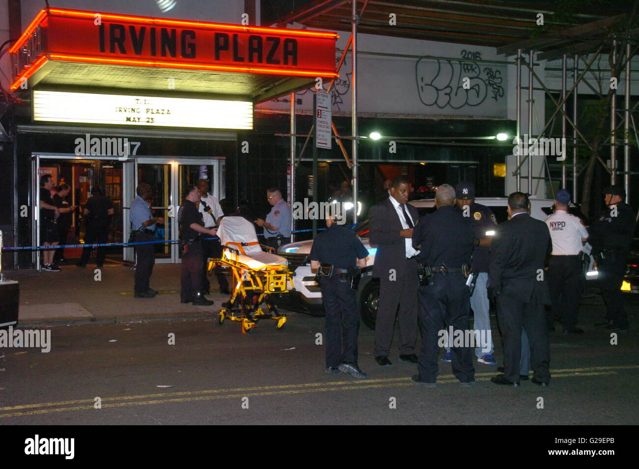 (160526)--NEW YORK, 25. Mai 2016 (Xinhua)--Polizisten versammeln sich vor dem Gebäude von Irving Plaza in New York, Vereinigte Staaten, 25. Mai 2016. Eine Person wurde getötet und drei weitere verletzt in einer Schießerei Mittwoch Abend bei einem Konzert von US-Rapper t.i. im Irving Plaza in New York City, teilte die Polizei mit. (Xinhua/David Torres) Stockfoto