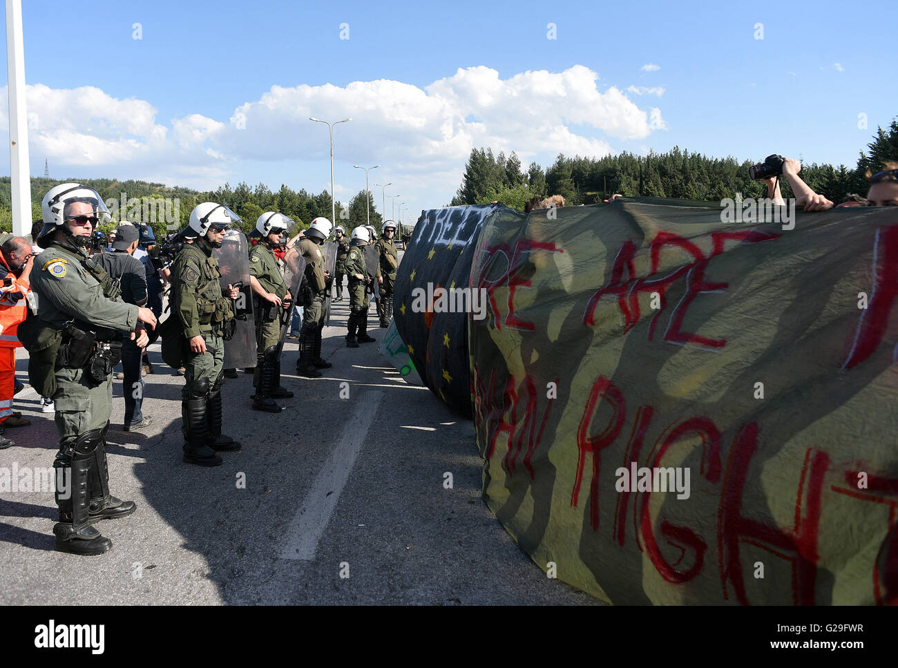 Idomeni, Griechenland. 24. Mai 2016. Menschen protestieren an der Stelle wo Aufruhr Polizisten den Weg in das Lager der Grenze der Idomeni, nahe der Grenze zu Griechisch-ehemalige jugoslawische Republik Mazedonien, am 24. Mai 2016 blockiert. Griechische Polizei evakuiert die behelfsmäßigen Flüchtlingslager in Idomeni und die meisten von ihnen in neue Hosting-Einrichtungen in Sindos und Derveni in der Nähe der nördlichen griechischen Stadt Thessaloniki übertragen. Nur 1.500 Migranten haben in Idomeni geblieben. © Elias Verdi/Alamy Live-Nachrichten Stockfoto