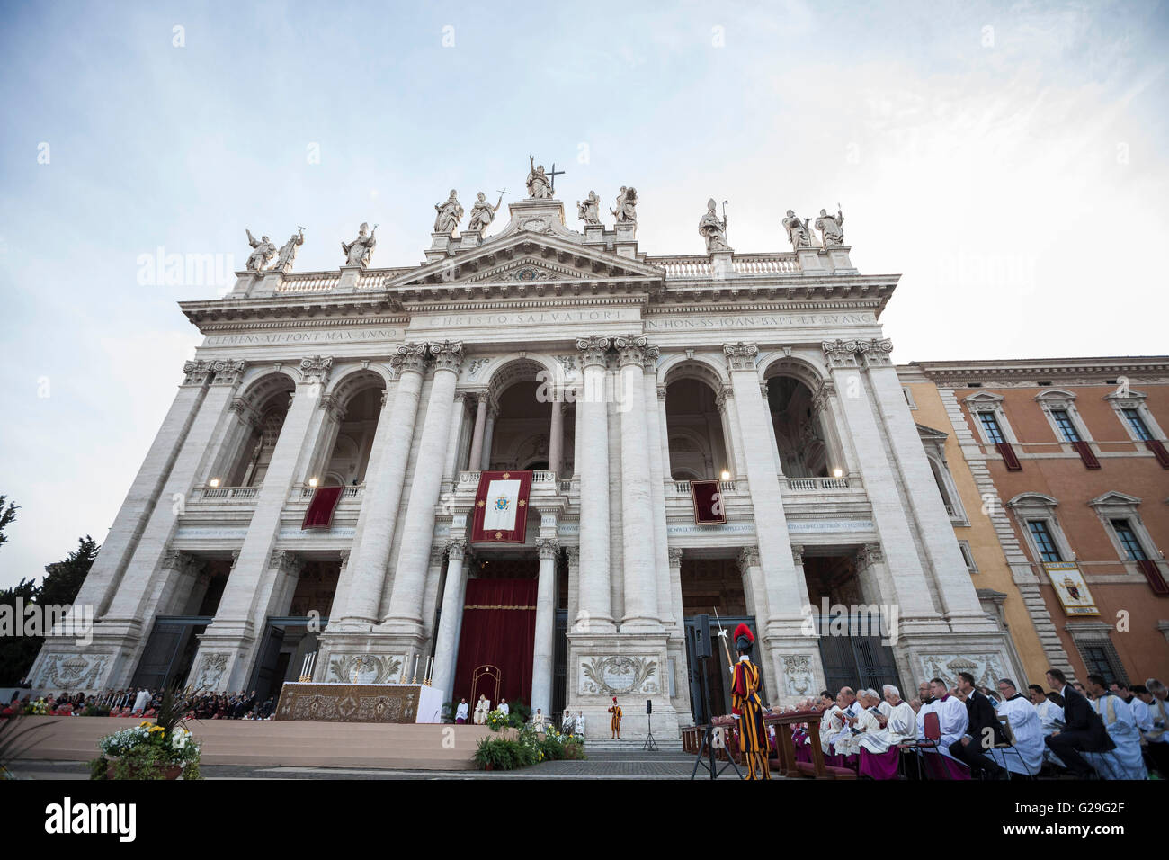 Rom, Italien. 26. Mai 2016. Papst Francis feiert eine Messe in St. Johannes im Lateran Basilika anlässlich der Feierlichkeit des Corpus Domini oder Corpus Christi in Rom am 26. Mai 2016. Die römisch-katholische Mariä Corpus Domini, erinnert an Christi letzte Abendmahl und die Einsetzung der Eucharistie. Die Masse folgte der traditionelle Fackelzug, an dem Pfarrgruppen, Sodalitäten und wohltätigen und brüderlichen Organisationen aller Art, zusammen mit Bürgern, Credit teilnehmen: PACIFIC PRESS/Alamy Live News Stockfoto