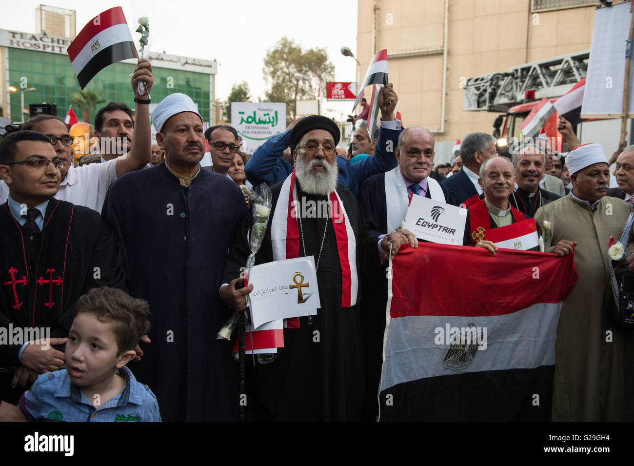 Kairo, Ägypten. 26. Mai 2016. Menschen beteiligen sich an einer Demonstration, die Trauer um die Opfer der abgestürzten Flugzeug der EgyptAir Flug MS804 in Kairo, Ägypten, 26. Mai 2016. Über die jüngsten EgyptAir Flugzeugabsturz unter Beteiligung hochrangiger Beamter, einschließlich der ägyptischen Luftfahrt Minister und der französische Botschafter in Kairo statt ein massiven Candle-Light-März Donnerstag Abend in der Nähe der Oper hier in der ägyptischen Hauptstadt. Bildnachweis: Meng Tao/Xinhua/Alamy Live-Nachrichten Stockfoto