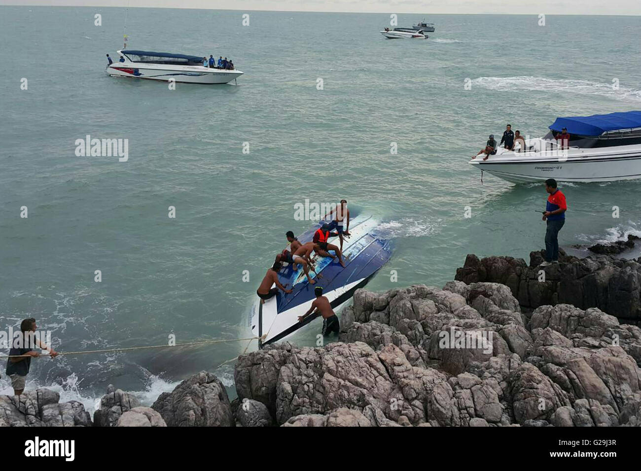 Samui. 26. Mai 2016. Retter der gekenterten Speedboot auf der Insel Koh Samui in Südthailand, abgerufen 26. Mai 2016. Zwei Touristen starben und fünf andere fehlten noch späten Donnerstag Nachmittag, als ein Schnellboot auf dem Weg zurück zur Insel Koh Samui in Südthailand, umgedreht, lokale Medien berichteten. Bildnachweis: Xinhua/Alamy Live-Nachrichten Stockfoto