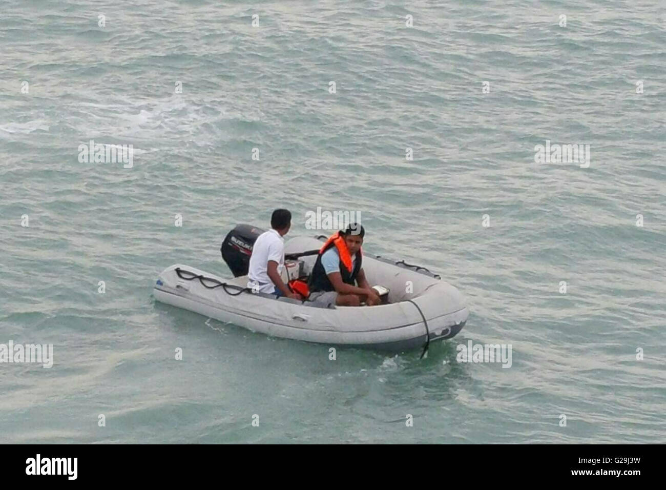 Samui. 26. Mai 2016. Retter suchen nach Überlebenden in der Nähe der Insel Koh Samui in Südthailand, 26. Mai 2016. Zwei Touristen starben und fünf andere fehlten noch späten Donnerstag Nachmittag, als ein Schnellboot auf dem Weg zurück zur Insel Koh Samui in Südthailand, umgedreht, lokale Medien berichteten. Bildnachweis: Xinhua/Alamy Live-Nachrichten Stockfoto