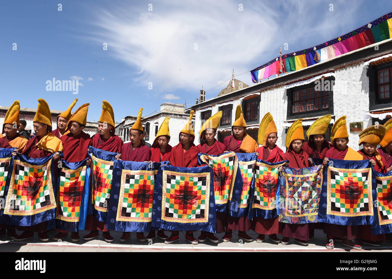 Xigaze, China Tibet autonome Region. 27. Mai 2016. Mönche warten der 11. Panchen Lama, Bainqen Erdini Qoigyijabu, auf das Tashilhunpo Kloster in Xigaze, Südwest-China Tibet autonome Region, 27. Mai 2016 begrüßen. Der Panchen Lama halten würde eine Reihe von religiösen Aktivitäten in Xigaze. Bildnachweis: Chogo/Xinhua/Alamy Live-Nachrichten Stockfoto