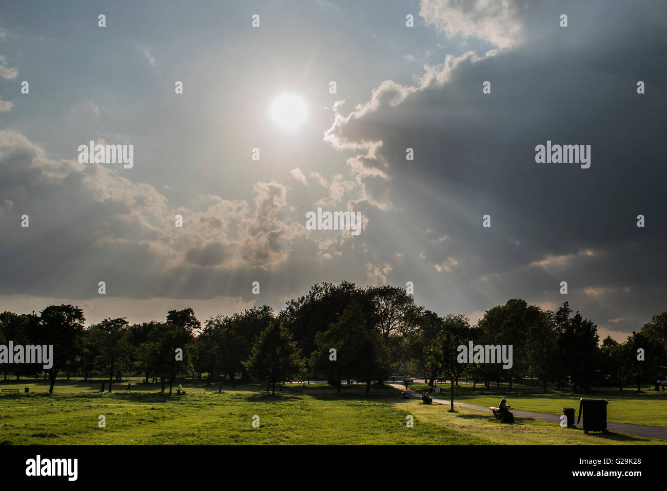 London, UK. 26. Mai 2016. Sonnenstrahlen bricht durch die Wolken am Abend nach einem warmen Tag auf Clapham Common, London - 26. Mai 2016. Bildnachweis: Guy Bell/Alamy Live-Nachrichten Stockfoto