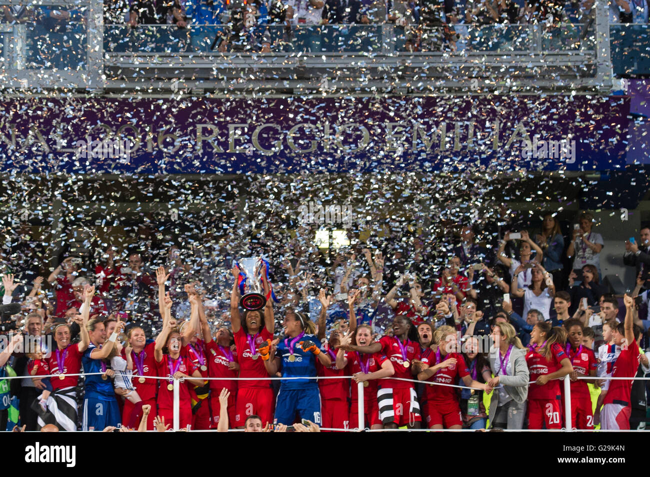 Lyon-Teamgruppe, 26. Mai 2016 - Fußball / Fußball: Lyon-Spieler feiern mit der Trophäe nach dem Gewinn der UEFA Women's Champions League Finale Spiel zwischen VfL Wolfsburg 1(3-4) 1 Lyon im Stadio Citta del Tricolore in Reggio Emilia, Italien. (Foto: Aicfoto/AFLO) Stockfoto