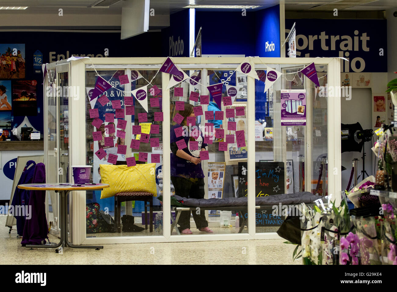 Dundee, Tayside, Scotland, UK. 27. Mai 2016. Dundee Frau hat in einem Glaskasten am Tesco Speicher für 50 Stunden zur Sensibilisierung für Autismus Leben geplant. Meg Jones hat einen Bruder mit Asperger, indem er ihr einen ersten Einblick in Hand was es ist, mit der Erkrankung leben. Sie beschränken sich in der 3 × 2 Meter till Glaskasten in Tesco Extra Store an der Stadt Riverside Drive von 12:00 am 26. Mai 14:00 am 28. Mai. Bildnachweis: Dundee Photographics / Alamy Live News Stockfoto