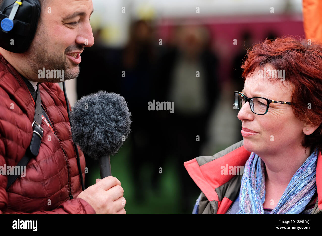 Hay on Wye, Wales, UK. 27. Mai 2016. BBC Radio Wales Moderator Wynne Evans interviews einen Lehrer am Tag2 von der Hay Festival verfügt über viele Veranstaltungen für die Sekundarstufe. Stockfoto