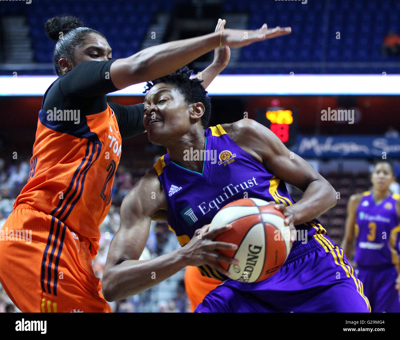 26. Mai 2016; Uncasville, CT, USA; Los Angeles Sparks bewachen Alana Beard (0) verteidigt von Connecticut Sun Guard Alex Bentley (20) während der ersten Hälfte eine WNBA-Basketball-Spiel zwischen den Connecticut Sun und den Los Angeles Sparks in der Mohegan Sun Arena. Los Angeles besiegte Connecticut 77-72. Anthony Nesmith/Cal-Sport-Medien Stockfoto