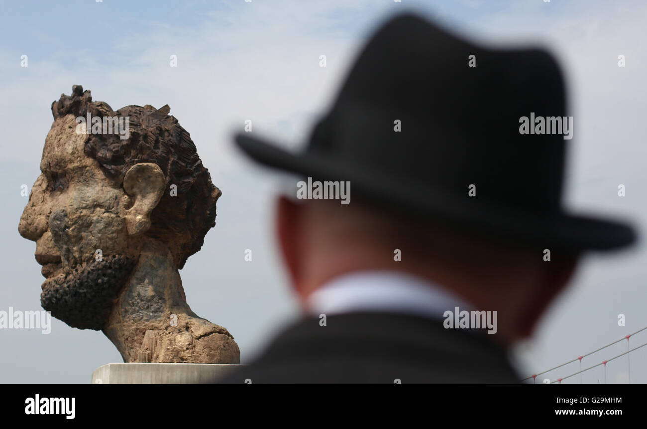 Duisburg-Ruhrort, Deutschland. 27. Mai 2016. Deutsche Künstler Markus Luepertz stand vor der Skulptur "Echo des Poseidon" Mercator Island in Duisburg-Ruhrort, Deutschland, 27. Mai 2016. Der renommierte Bildhauer aus Düsseldorf entwickelt die Büste für den 300. Geburtstag des Hafens in Duisburg. Foto: INA FASSBENDER/Dpa/Alamy Live News Stockfoto