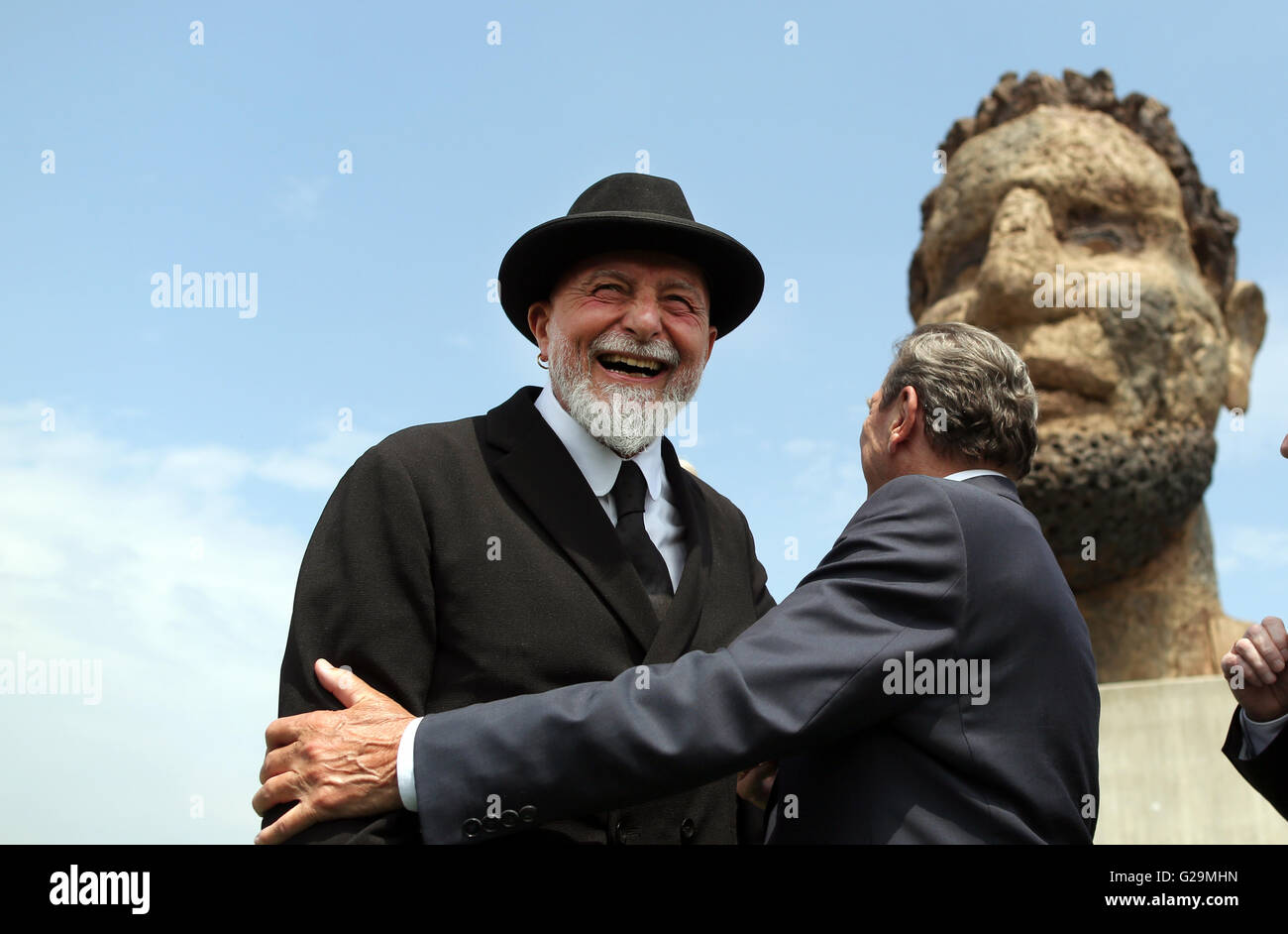 Duisburg-Ruhrort, Deutschland. 27. Mai 2016. Der ehemalige Bundeskanzler Gerhard Schroeder (SPD, R) und deutscher Künstler Markus Luepertz stehen vor der Skulptur "Echo des Poseidon" Mercator Island in Duisburg-Ruhrort, Deutschland, 27. Mai 2016. Der renommierte Bildhauer aus Düsseldorf entwickelt die Büste für den 300. Geburtstag des Hafens in Duisburg. Foto: INA FASSBENDER/Dpa/Alamy Live News Stockfoto