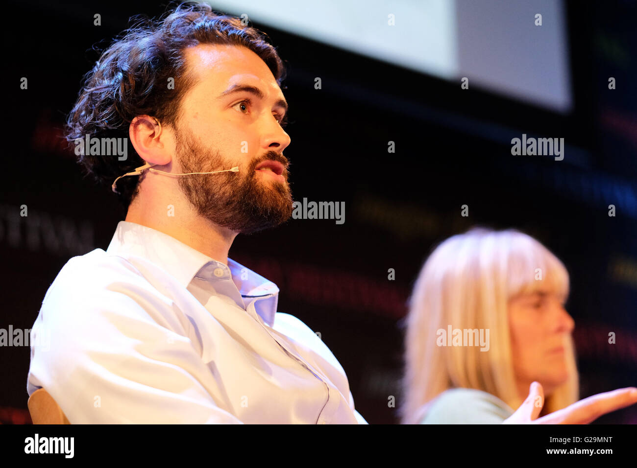 Heu-Festival, Hay on Wye, Wales, UK Mai 2016. Warren Fauvel Mitbegründer der Nudjed reden, Abenteuer im Gesundheitswesen in Bezug auf psychische Gesundheit und aktive Zeit im Freien. Stockfoto