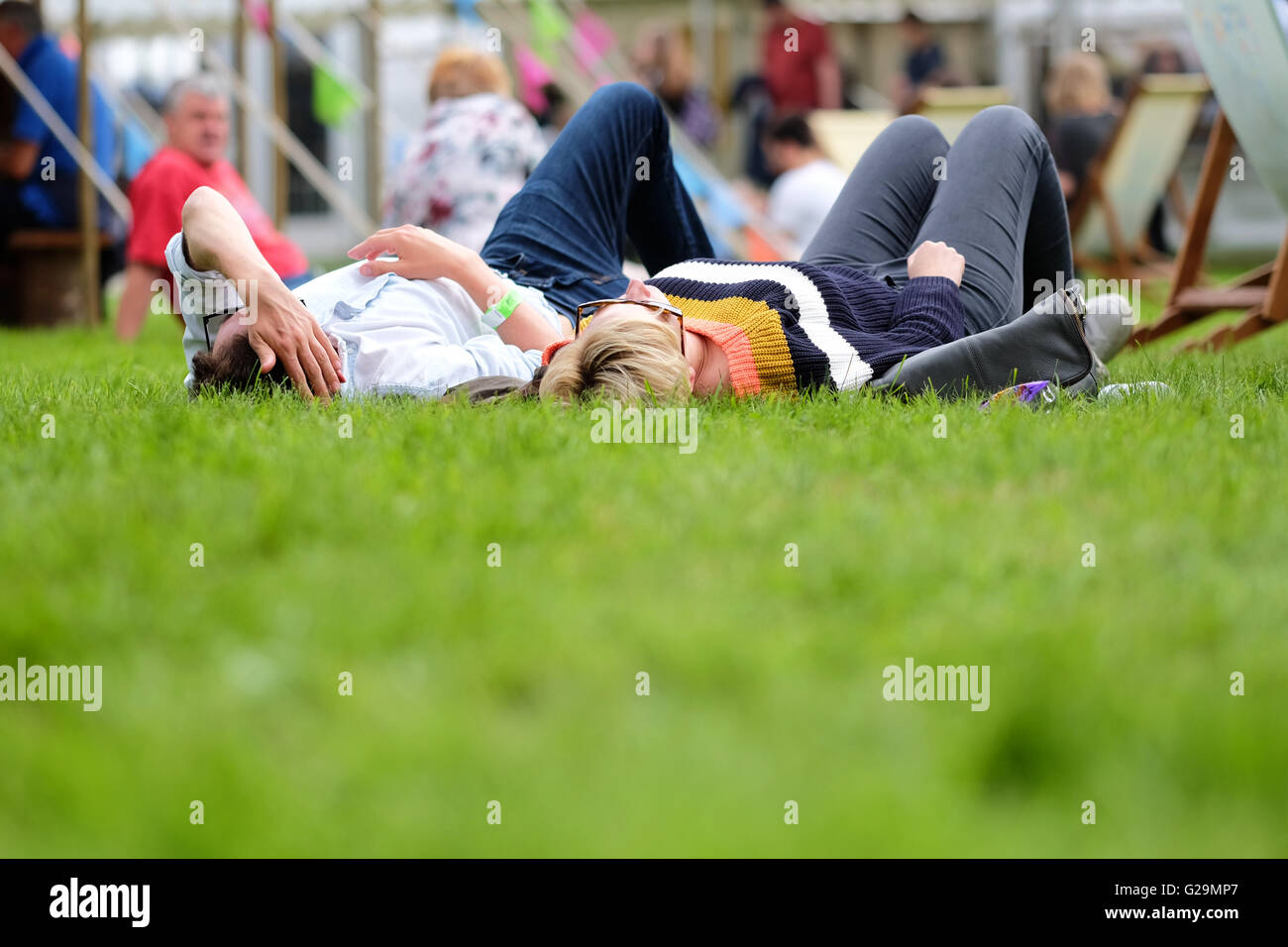 Hay on Wye, Wales, UK. 27. Mai 2016. Festival-Besucher genießen die Möglichkeit, legte sich auf dem Rasen und genießen Zeit zum Entspannen in der Nachmittagssonne am 2. Tag des diesjährigen Hay Festival.  Fotografieren Sie Steven Mai / Alamy Live News Stockfoto