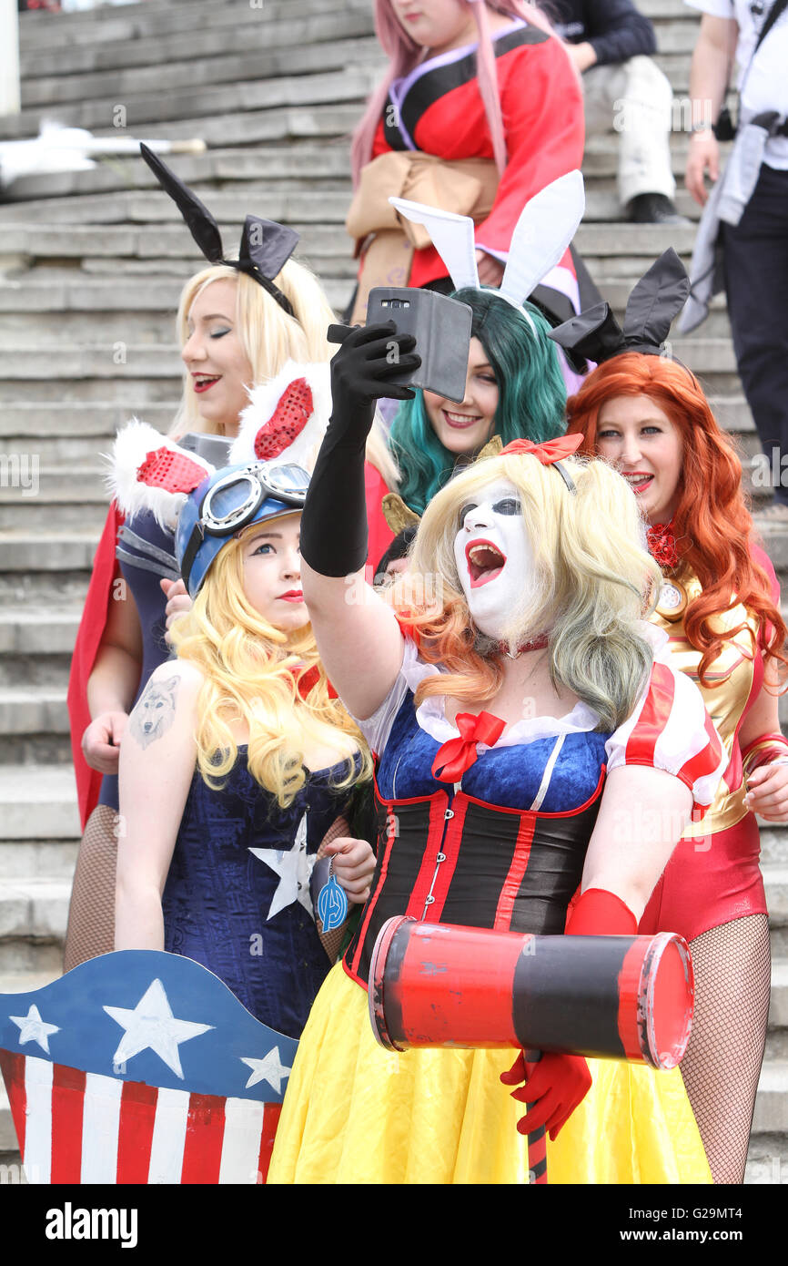 Enthusiasten, einige in Tracht, besuchen den Eröffnungstag der diesjährigen Comic Con Convention statt im Excel Centre in London 27.05.2016 Stockfoto