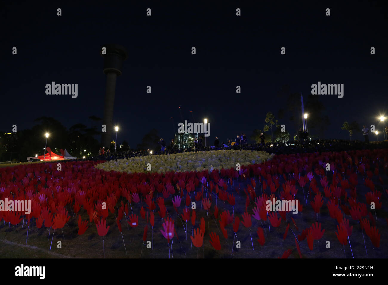 Sydney, Australien. 27. Mai 2016. Jedes Jahr nationale Versöhnung Woche (NRW) feiert und baut auf den respektvollen Umgang von Aborigines und Torres Strait Islander Menschen und anderen Australier geteilt. Eine Premiere-Konzert fand am Barangaroo Reserve Walumil Rasen statt. Im Bild: das interaktive Symbol der Versöhnung, der "Sea of Hands" bildet eine Aboriginal Flagge. Bildnachweis: Richard Milnes/Alamy Live-Nachrichten Stockfoto