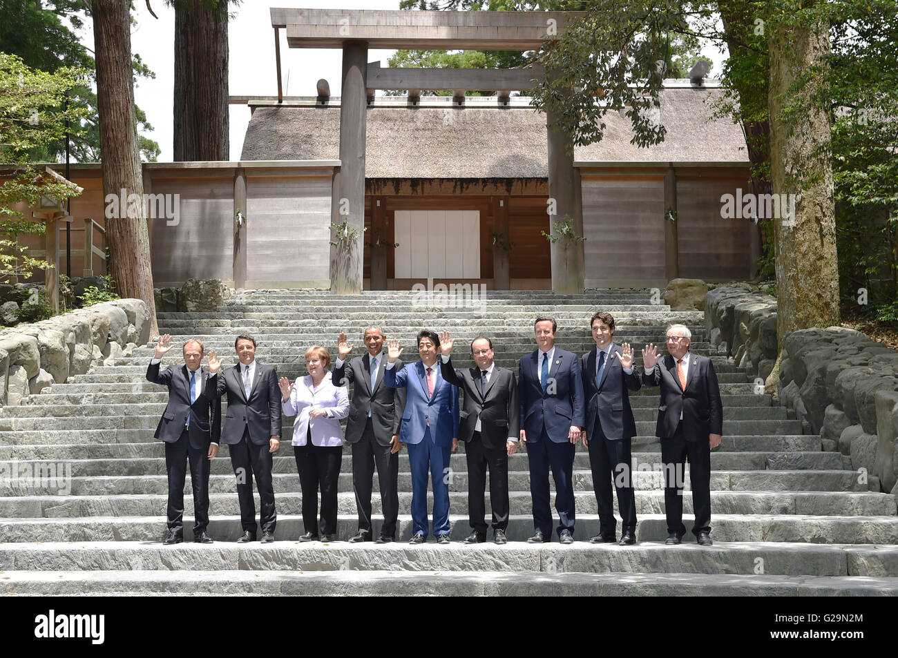 Weltweit führend auf dem G7-Gipfel stehen für ein Gruppenfoto am Ise Jingu Schrein 26. Mai 2016 in Ise, Japan. Von links nach rechts: Präsident des Europäischen Rates Donald Tusk, Italiens Premier Matteo Renzi, Bundeskanzlerin Angela Merkel, US-Präsident Barack Obama, der japanische Premierminister Shinzo Abe, der französische Präsident Francois Hollande, britische Premierminister David Cameron, kanadische Premierminister Justin Trudeau und EU-Kommissionspräsident Jean-Claude Juncker. Stockfoto