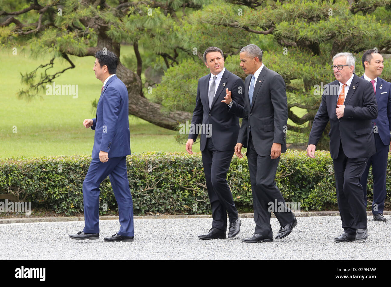 US-Präsident Barack Obama geht mit Italiens Premier Matteo Renzi unter der Leitung von der japanische Premierminister Shinzo Abe während des Treffens der G7-Gipfel bei einem Besuch in der Ise Jingu Shinto-Schrein 26. Mai 2016 in Ise, Japan. Stockfoto