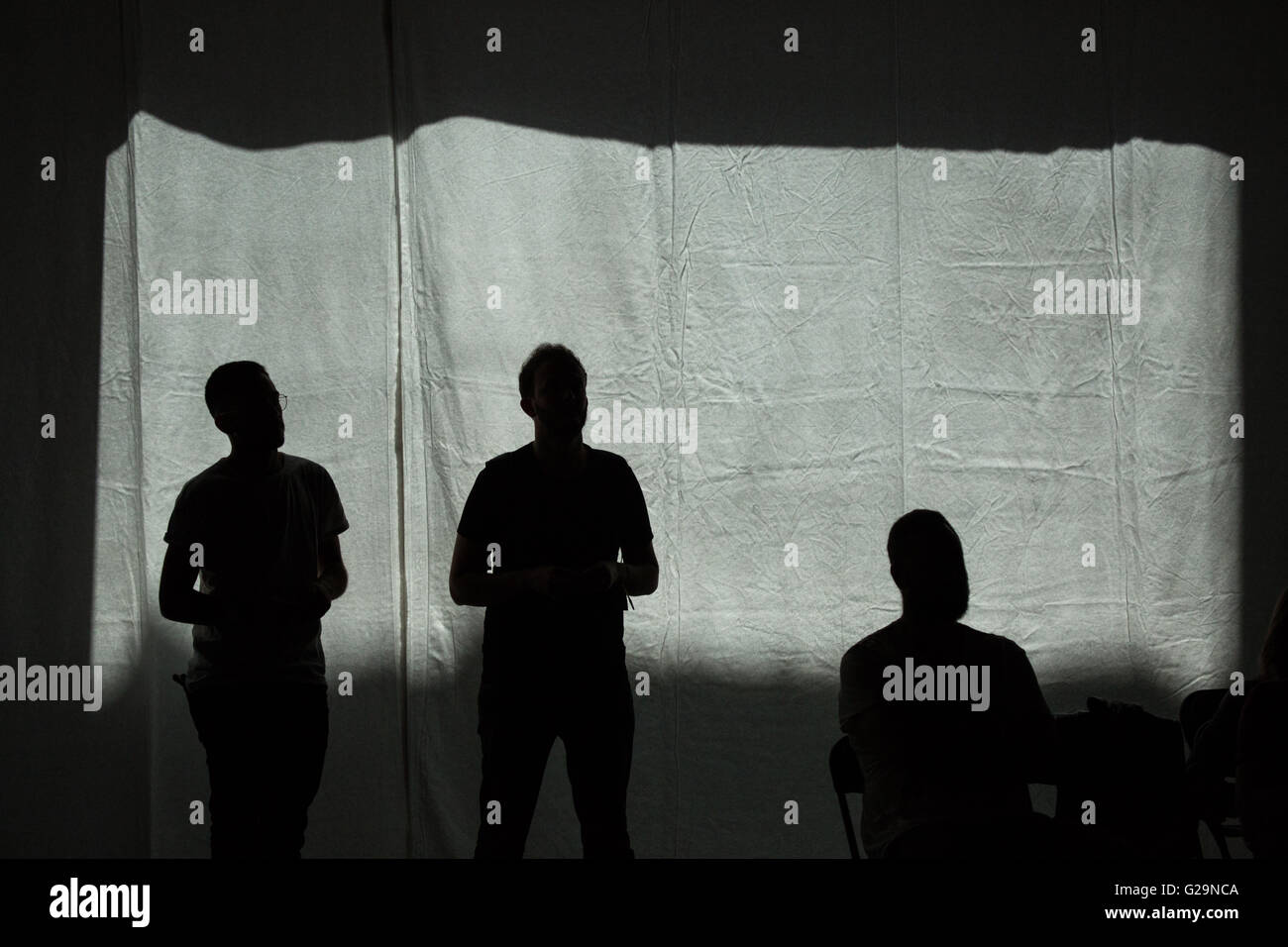 Museu del Disseny, Barcelona, 27. Mai 2016. Der 2. Tag der OFFF (Lasst uns Feed The Future) Festival in Barcelona. Dieses Designfestival ist jetzt in seinem 16. Jahr. Im Bild: Teilnehmer auf dem Festivalgelände. Bildnachweis: Rob Watkins/Alamy Live-Nachrichten Stockfoto