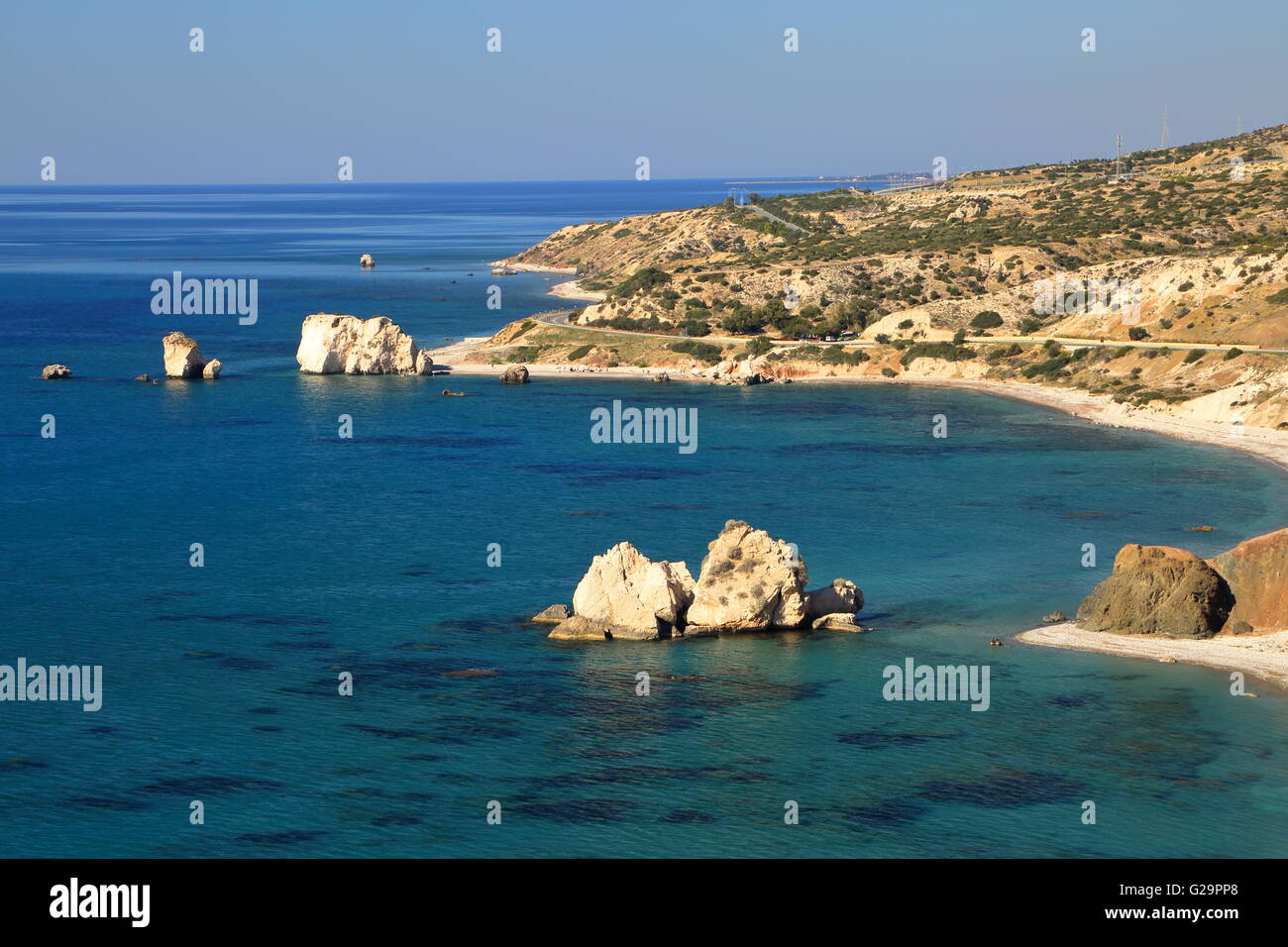 Gesamtansicht von Petra Tou Romiou, Aphrodite Felsen und Strand in der Nähe von Pafos, Zypern Stockfoto